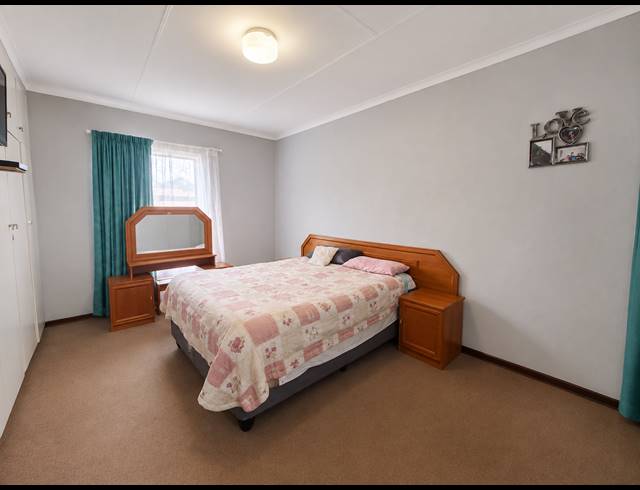 3 BEDROOM FLAT FOR SALE IN THREE RIVERS